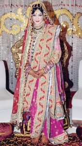 Hyderabadi bride wearing the traditional khada dupatta